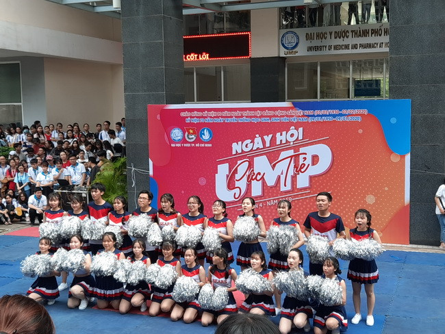 Sinh viên tham gia cuộc thi Nhảy cổ động