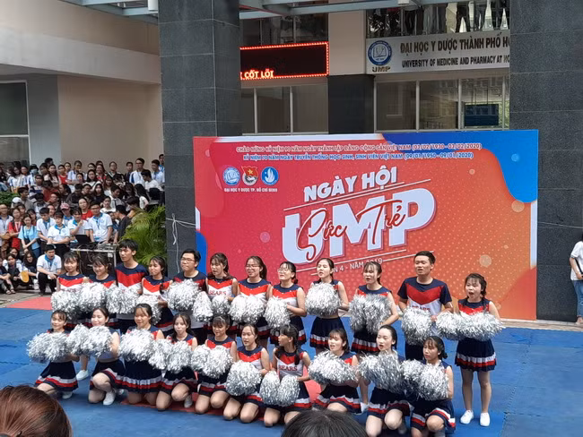 Sinh viên tham gia cuộc thi Nhảy cổ động