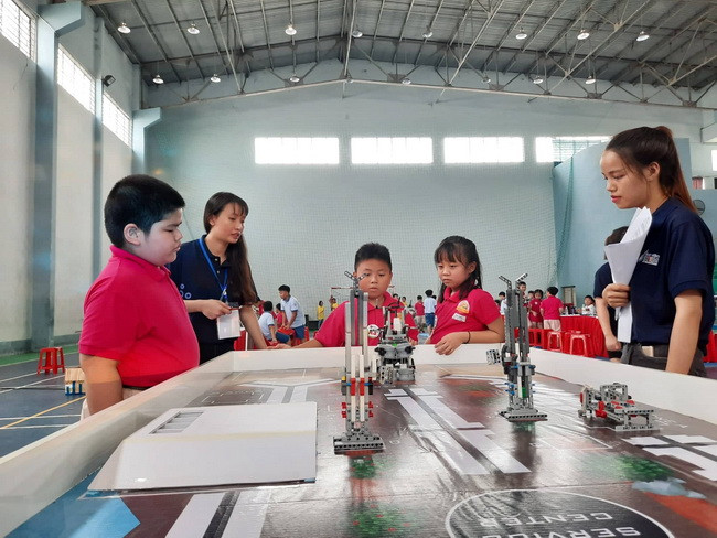 Các thí sinh đang cho robot thực hiện phần thi Các thí sinh đang cho robot thực hiện phần thi