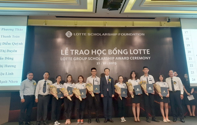 Đại diện Quỹ LOTTE Foundation và đại diện nhà trường trao học bổng cho các SV xuất sắc Trường ĐH Tài chính – Marketing