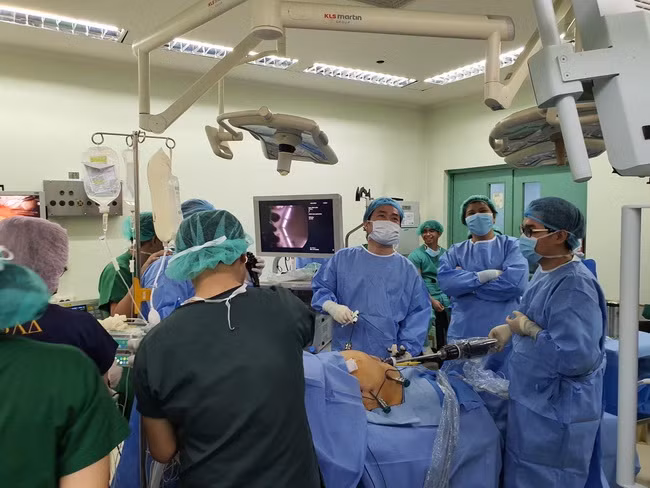 Các bác sĩ Philippines đang theo dõi phẫu thuật robot trên người bệnh cân nặng 130 kg