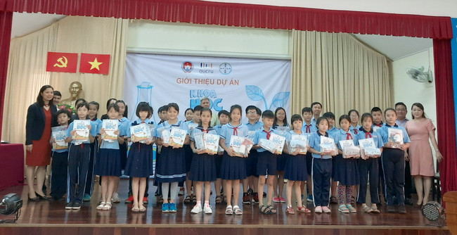 Đại diện Ban tổ chức trao tặng sách khoa học và bộ thí nghiệm bỏ túi cho 30 thành viên CLB khoa học Trường Tiểu học Đinh Tiên Hoàng Q1. TP.HCM Đại diện Ban tổ chức trao tặng sách khoa học và bộ thí nghiệm bỏ túi cho 30 thành viên CLB khoa học Trường Tiểu học Đinh Tiên Hoàng Q1. TP.HCM