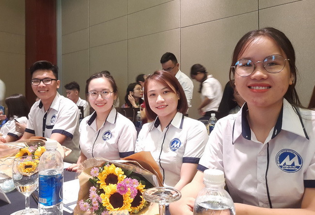 Niềm vui của các SV Trường ĐH Tài chính – Marketing nhận được học bổng LOTTE.