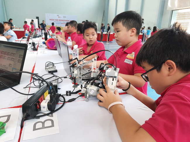 Các thí sinh kiểm tra lại robot trước khi vào thi đấu Các thí sinh kiểm tra lại robot trước khi vào thi đấu