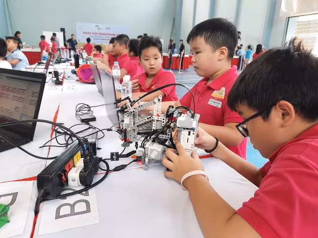 Các thí sinh kiểm tra lại robot trước khi vào thi đấu