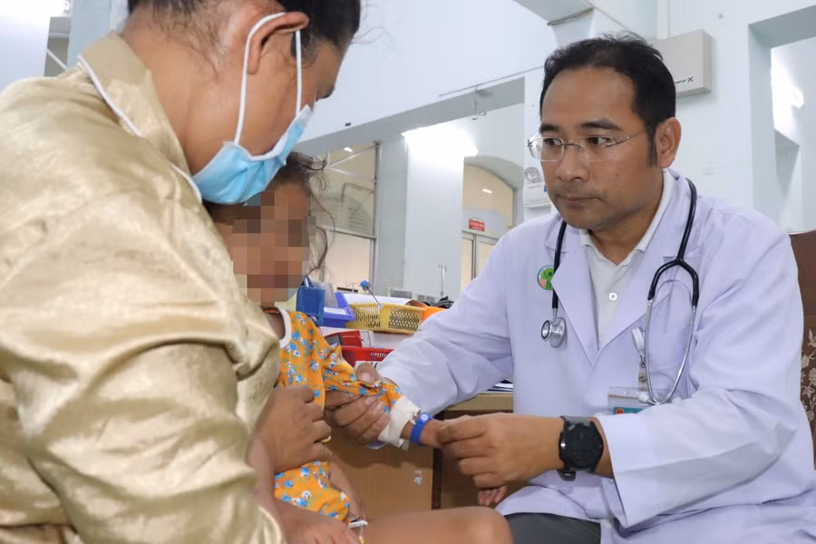 Bác sĩ Việt thăm khám cho bệnh nhi. (Ảnh: BVCC)