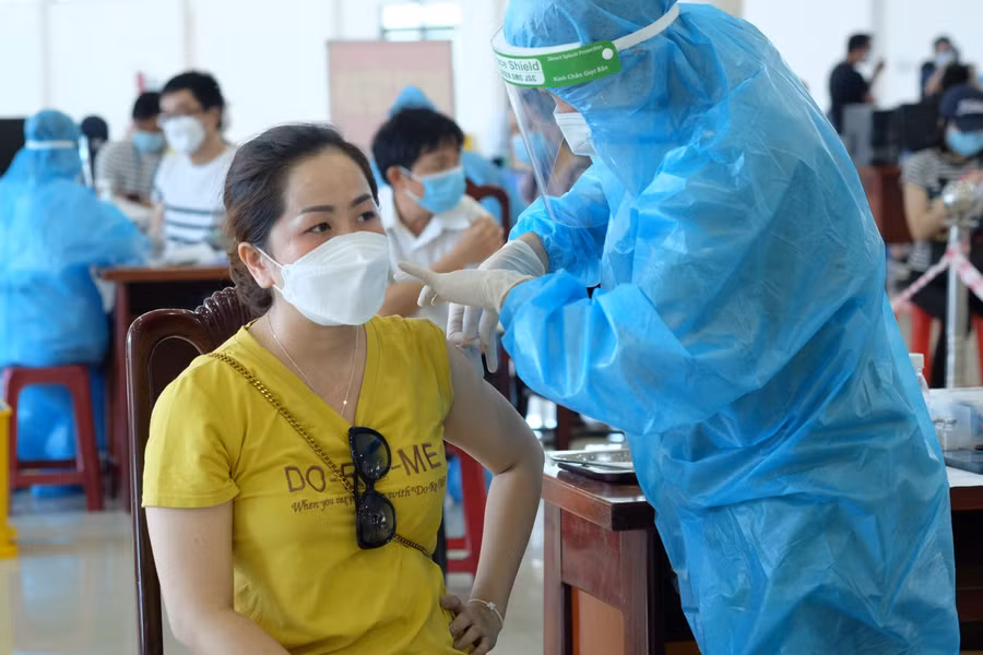 Tiêm vắc xin cho người dân. 