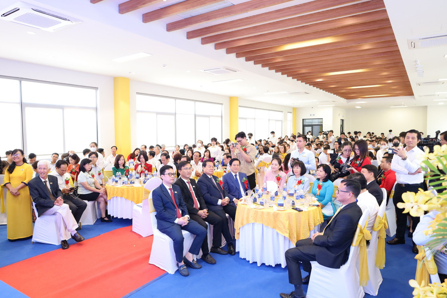 Buổi lễ có sự tham gia của các đại biểu, cán bộ, giáo viên, phụ huynh học sinh và đối tác của Công ty cổ phần đầu tư xây dựng BCONS.