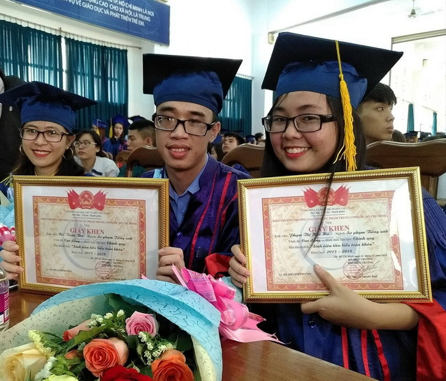 Niềm vui của các SV ngành Sư phạm Tiếng Anh đạt danh hiệu "Sinh viên tiêu biểu" trong lễ tốt nghiệp Niềm vui của các SV ngành Sư phạm Tiếng Anh đạt danh hiệu "Sinh viên tiêu biểu" trong lễ tốt nghiệp