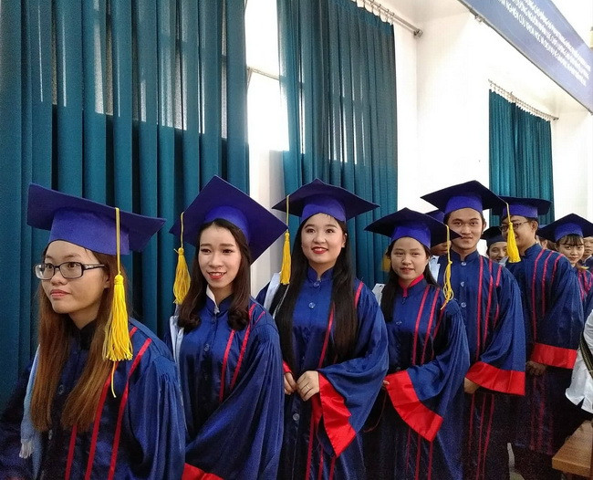 Các SV ngành Sư phạm Âm nhạc chuẩn bị nhận bằng tốt nghiệp Các SV ngành Sư phạm Âm nhạc chuẩn bị nhận bằng tốt nghiệp