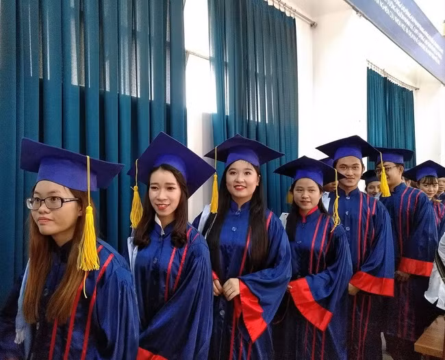 Các SV ngành Sư phạm Âm nhạc chuẩn bị nhận bằng tốt nghiệp