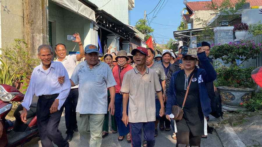 Anh Chung (đội mũ đỏ) trở về nhà sau 18 năm đi lạc. Anh Chung (đội mũ đỏ) trở về nhà sau 18 năm đi lạc.