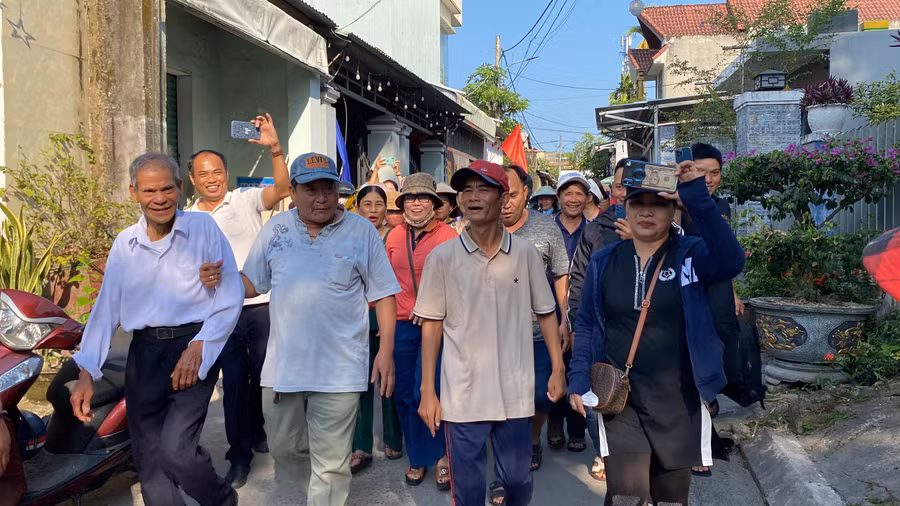 Anh Chung (đội mũ đỏ) trở về nhà sau 18 năm đi lạc.