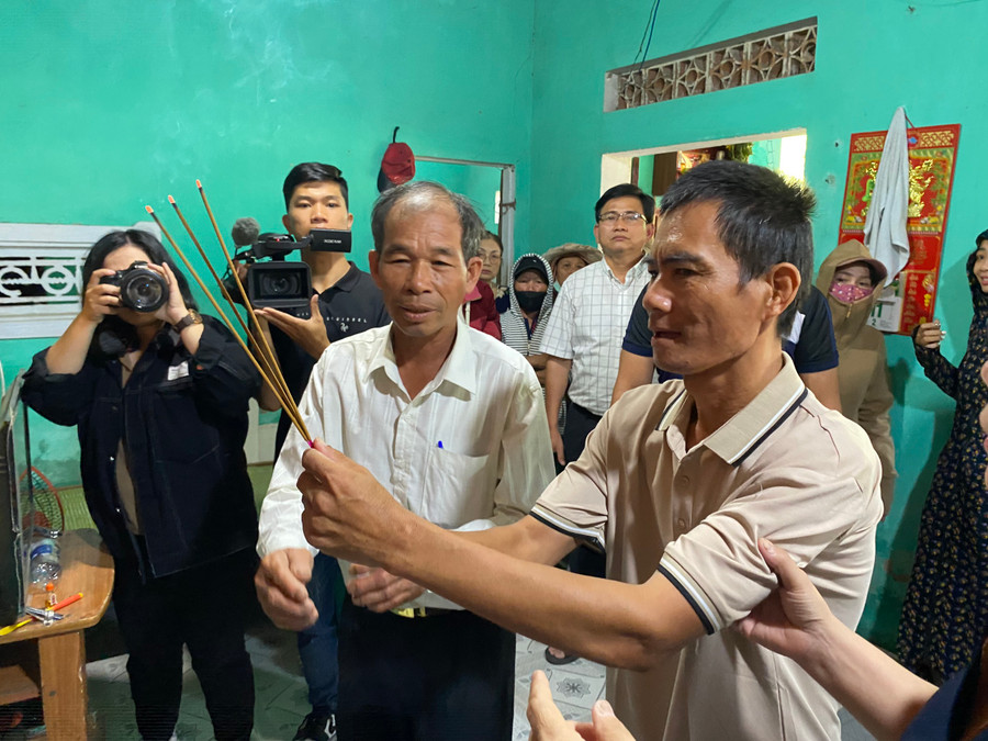 Anh Chung thắp hương cho mẹ sau 18 năm lưu lạc nơi đất khách quê người. Anh Chung thắp hương cho mẹ sau 18 năm lưu lạc nơi đất khách quê người.