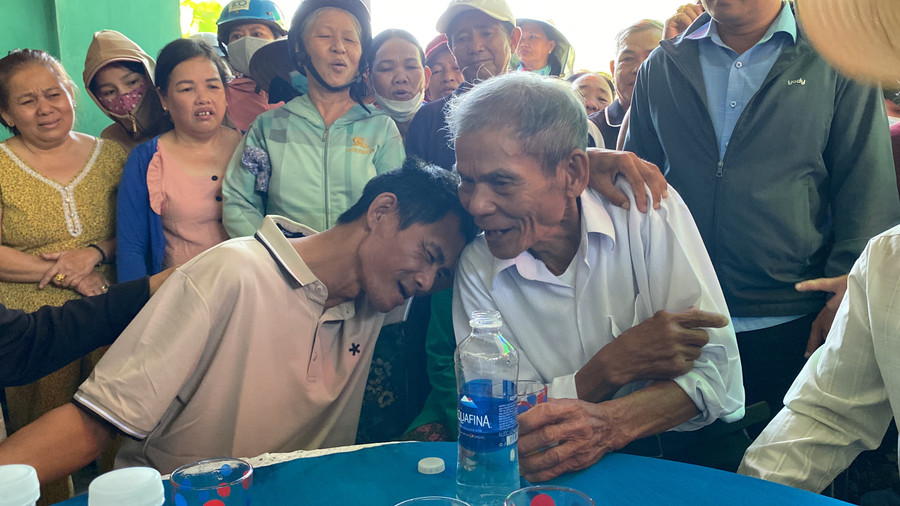 Anh Chung vui mừng ngã vào vai cha là ông Trần Công Bốt. Anh Chung vui mừng ngã vào vai cha là ông Trần Công Bốt.