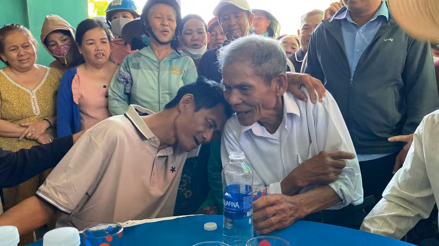 Anh Chung vui mừng ngã vào vai cha là ông Trần Công Bốt.