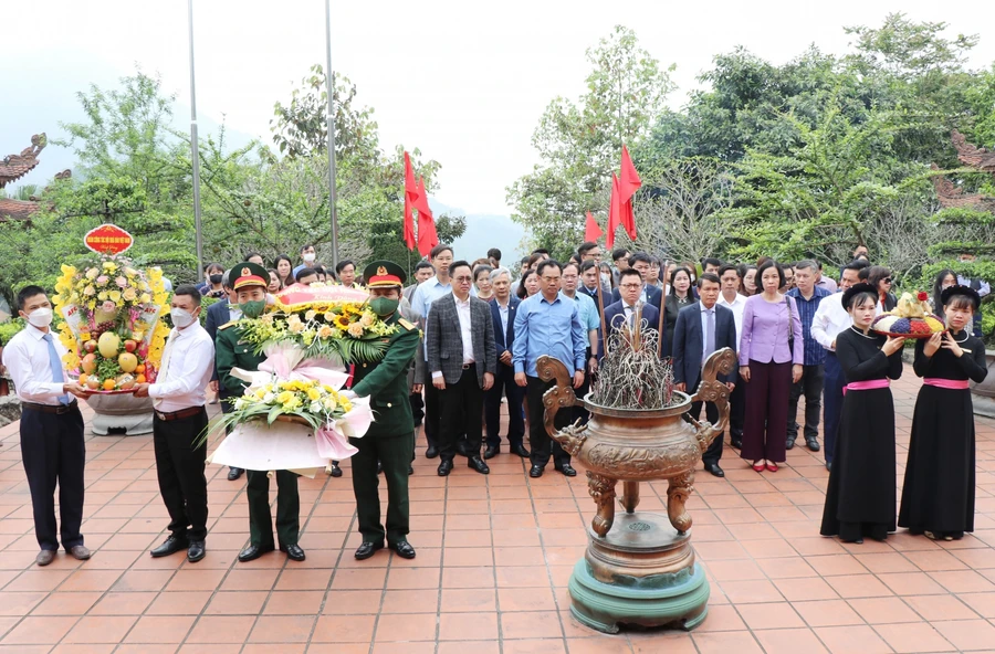 Đoàn đại biểu Hội Nhà báo Việt Nam cùng lãnh đạo tỉnh Thái Nguyên dâng hương tưởng niệm Chủ tịch Hồ Chí Minh tại Nhà tưởng niệm của Người trên đỉnh đèo De (Phú Đình, Định Hóa, Thái Nguyên)