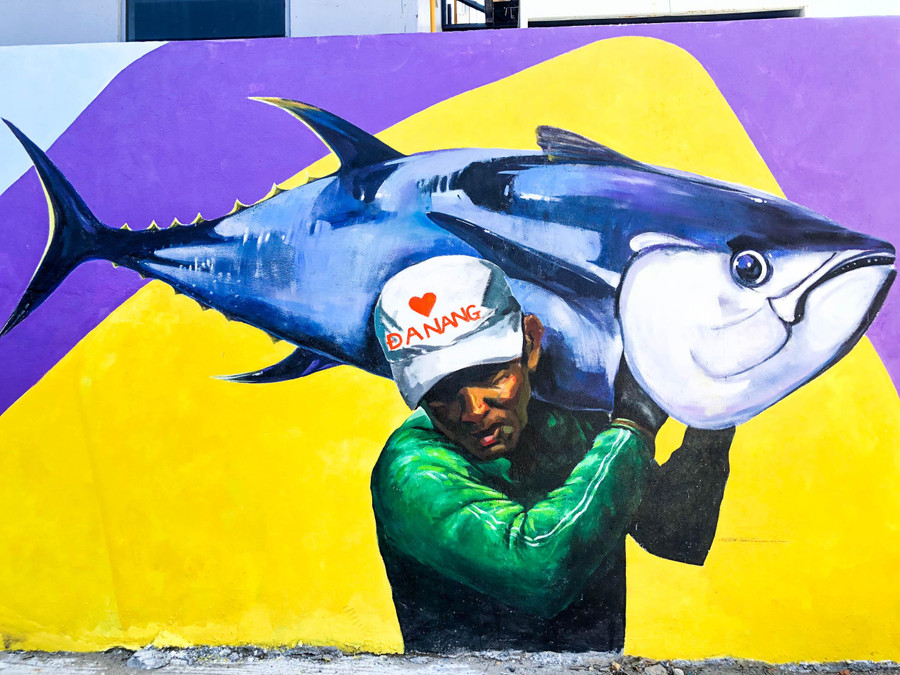 Hình ảnh ngư dân Đà Nẵng vác cá lên bờ. Hình ảnh ngư dân Đà Nẵng vác cá lên bờ.