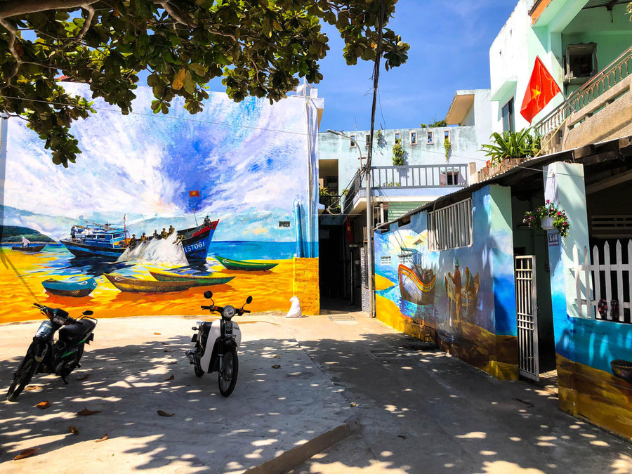 Đường tranh bích họa với chiều dài gần 400m, diện tích hơn 1.200m2 và tổng trị giá 600 triệu đồng, được đầu tư từ nguồn ngân sách của quận. Đường tranh bích họa với chiều dài gần 400m, diện tích hơn 1.200m2 và tổng trị giá 600 triệu đồng, được đầu tư từ nguồn ngân sách của quận.