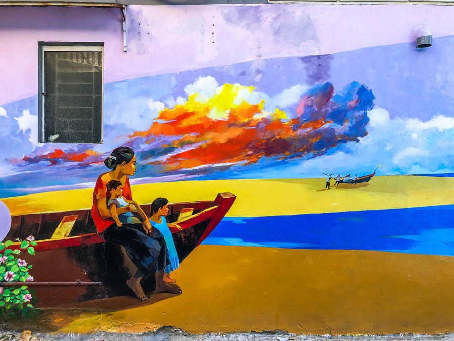 Với chủ đề “Câu chuyện làng chài”, mỗi bức họa đủ sắc màu đã khắc họa một cách sinh động nét đẹp văn hóa, sinh hoạt đời thường, cuộc sống mưu sinh của người dân ven biển Sơn Trà. Với chủ đề “Câu chuyện làng chài”, mỗi bức họa đủ sắc màu đã khắc họa một cách sinh động nét đẹp văn hóa, sinh hoạt đời thường, cuộc sống mưu sinh của người dân ven biển Sơn Trà.