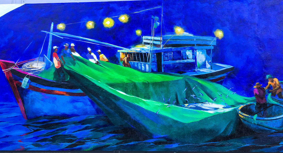 Công trình do Công ty TNHH Xây dựng và Mỹ thuật HAFA ART phụ trách thi công. Với chủ đề “Câu chuyện làng chài”, mỗi bức họa đủ sắc màu đã khắc họa một cách sinh động nét đẹp văn hóa, sinh hoạt đời thường, cuộc sống mưu sinh của người dân ven biển Sơn Trà. Công trình do Công ty TNHH Xây dựng và Mỹ thuật HAFA ART phụ trách thi công. Với chủ đề “Câu chuyện làng chài”, mỗi bức họa đủ sắc màu đã khắc họa một cách sinh động nét đẹp văn hóa, sinh hoạt đời thường, cuộc sống mưu sinh của người dân ven biển Sơn Trà.