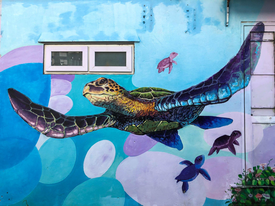 Những loài hải sản như rùa, bạch tuộc… cũng được khắc họa lên. Những loài hải sản như rùa, bạch tuộc… cũng được khắc họa lên.