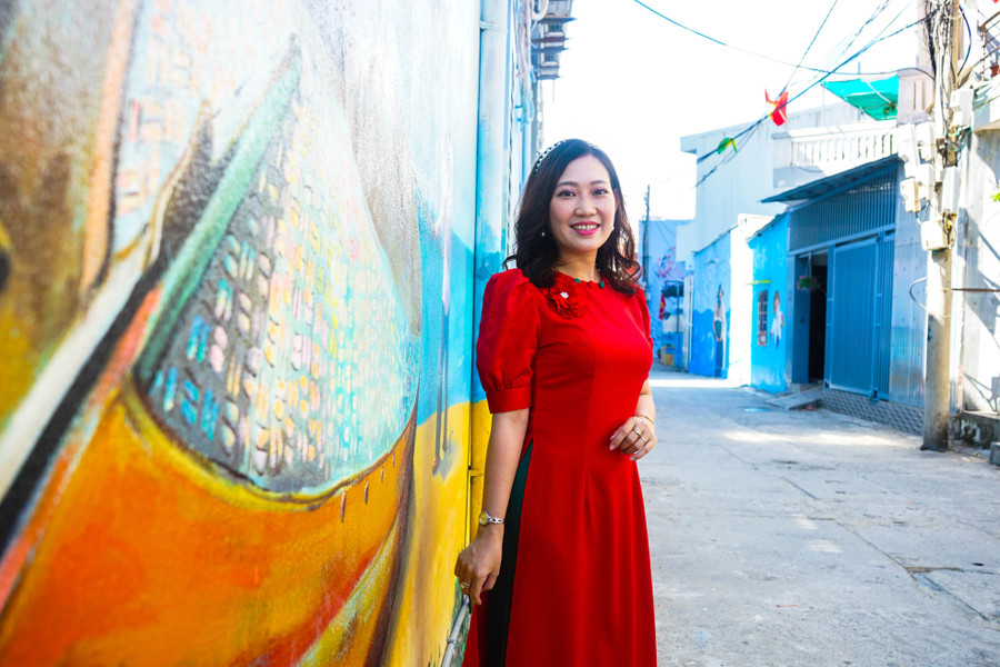 Mọi người hào hứng chụp ảnh lưu niệm với con đường bích họa mới bên biển Đà Nẵng. Mọi người hào hứng chụp ảnh lưu niệm với con đường bích họa mới bên biển Đà Nẵng.