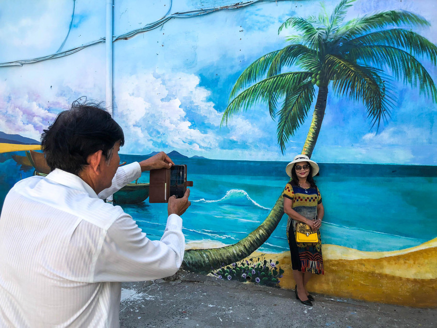 Người dân tranh thủ ghi lại những bức ảnh tuyệt đẹp tại đường bích họa. Người dân tranh thủ ghi lại những bức ảnh tuyệt đẹp tại đường bích họa.