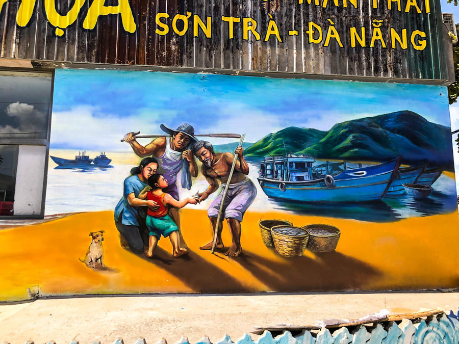 Để đa dạng hóa các sản phẩm du lịch, đưa nghệ thuật cộng đồng vào không gian sống, bảo tồn làng biển xưa và thực hiện Đề án “Phát triển du lịch cộng đồng tại bãi biển Thọ Quang - Mân Thái”, từ ngày 3/3/2022, UBND quận Sơn Trà đã triển khai thực hiện đường tranh bích họa tại các kiệt, hẻm liền kề khu vực Lăng Ông, thuộc tổ 12 phường Mân Thái. Để đa dạng hóa các sản phẩm du lịch, đưa nghệ thuật cộng đồng vào không gian sống, bảo tồn làng biển xưa và thực hiện Đề án “Phát triển du lịch cộng đồng tại bãi biển Thọ Quang - Mân Thái”, từ ngày 3/3/2022, UBND quận Sơn Trà đã triển khai thực hiện đường tranh bích họa tại các kiệt, hẻm liền kề khu vực Lăng Ông, thuộc tổ 12 phường Mân Thái.