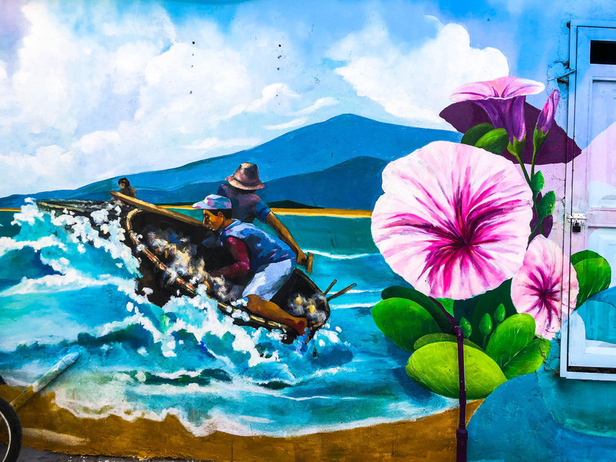 Hơi thở của biển cả, của đời sống làng chài được tái hiện sinh động trên những bức bích họa. Hơi thở của biển cả, của đời sống làng chài được tái hiện sinh động trên những bức bích họa.