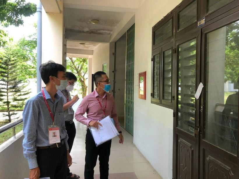 Cán bộ thanh tra đang kiểm tra các phòng phục vụ cho kỳ thi.