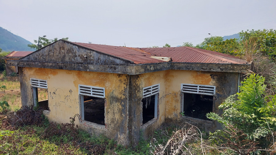 Từ đó đến nay, trung tâm bị bỏ hoang. Nhà cửa, nhiều hạng mục hoang phế. Toàn khuôn viên cây dại mọc um tùm. Từ đó đến nay, trung tâm bị bỏ hoang. Nhà cửa, nhiều hạng mục hoang phế. Toàn khuôn viên cây dại mọc um tùm.