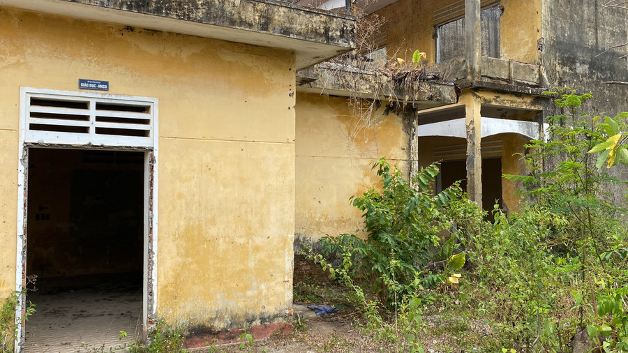 Để giải quyết tình trạng lãng phí, UBND huyện Hòa Vang đề xuất TP Đà Nẵng cho chủ trương thanh lý toàn bộ khu nhà ở, vật kiến trúc để tạo quỹ đất sạch. Để giải quyết tình trạng lãng phí, UBND huyện Hòa Vang đề xuất TP Đà Nẵng cho chủ trương thanh lý toàn bộ khu nhà ở, vật kiến trúc để tạo quỹ đất sạch.