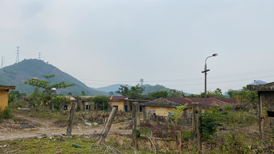 Sau khi hoàn thành thủ tục thanh lý tài sản trên đất, UBND huyện Hoà Vang tổng hợp đề xuất phương án sắp xếp lại, xử lý, gửi Sở Tài chính để tổng hợp báo cáo UBND TP có phương án sắp xếp lại, xử lý là thu hồi khu đất Trung tâm Giáo dục - dạy nghề 05-06 (cũ), giao Trung tâm phát triển quỹ đất quản lý, đề xuất theo quy định của Luật Đất đai. Sau khi hoàn thành thủ tục thanh lý tài sản trên đất, UBND huyện Hoà Vang tổng hợp đề xuất phương án sắp xếp lại, xử lý, gửi Sở Tài chính để tổng hợp báo cáo UBND TP có phương án sắp xếp lại, xử lý là thu hồi khu đất Trung tâm Giáo dục - dạy nghề 05-06 (cũ), giao Trung tâm phát triển quỹ đất quản lý, đề xuất theo quy định của Luật Đất đai.