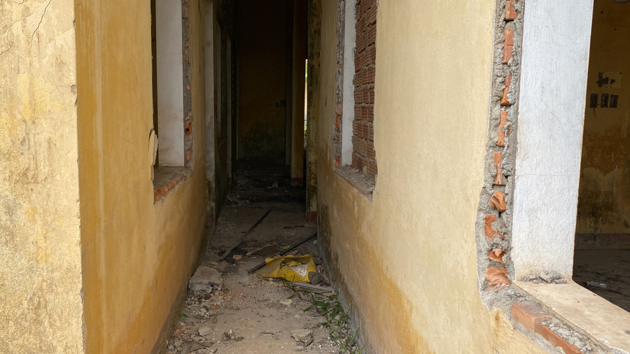 “Tất cả các khối nhà đã xuống cấp, hư hỏng, mái tôn bị hoen gỉ. Tất cả các cửa đi, cửa sổ đã không còn, chỉ còn một số khung sắt cửa sổ”, báo cáo nêu rõ. “Tất cả các khối nhà đã xuống cấp, hư hỏng, mái tôn bị hoen gỉ. Tất cả các cửa đi, cửa sổ đã không còn, chỉ còn một số khung sắt cửa sổ”, báo cáo nêu rõ.