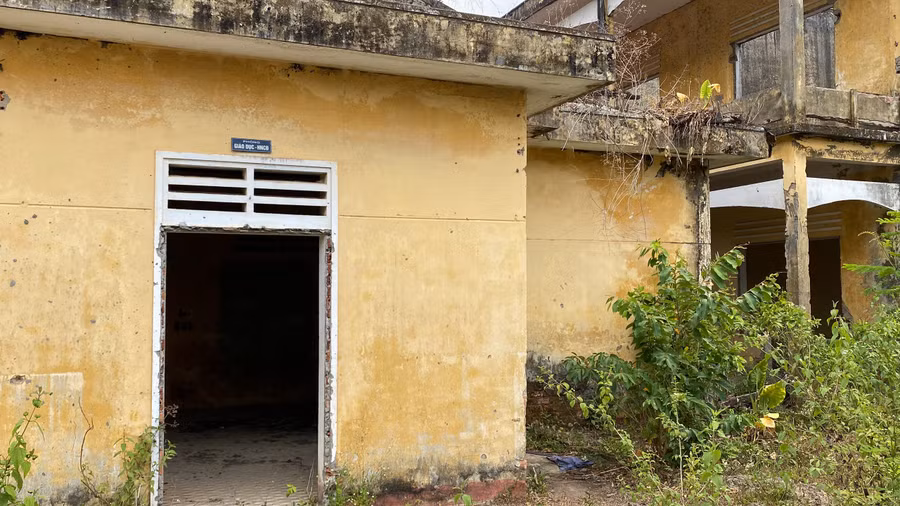 Ghi nhận của PV, trên khu đất có 7 nhà gồm: Nhà ở đối tượng 05, nhà ở đối tượng 06, khu hội trường, khu nhà 2 tầng, khu hành chính, khu nhà ở cán bộ, nhà bảo vệ… tất cả đều xuống cấp.