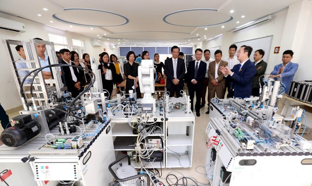 Các đại biểu thăm quan phòng học tự động hóa