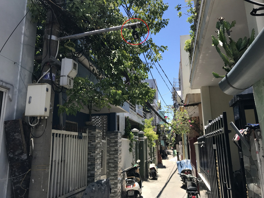 Camera an ninh (khoanh đỏ) tại các kiệt, hẻm ở thành phố Đà Nẵng. 