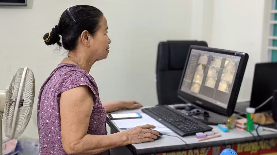 Bà Kép ngồi xem camera nếu thấy người dân trong tổ ra ngoài thì bà nhắc nhở.