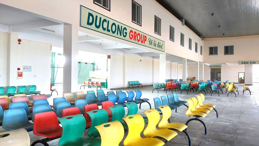 Bên trong khu vực nhà chờ của bến xe.