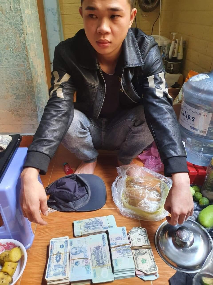 Đối tượng Đan cùng tang vật.