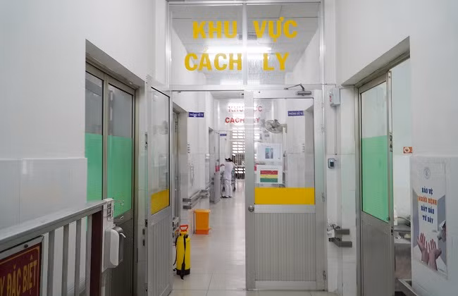 Khu vực cách ly khoa Bệnh nhiệt đới Bệnh viện Chợ Rẫy được chuẩn bị để đón bệnh nhân (Ảnh: BVCC)