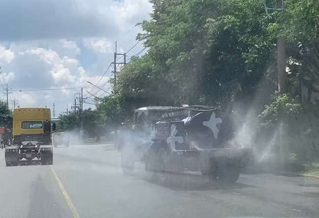 Phun khử khuẩn tại các tuyển đường trọng điểm trên địa bàn quận để phòng dịch (Ảnh: Nam Sài Gòn)