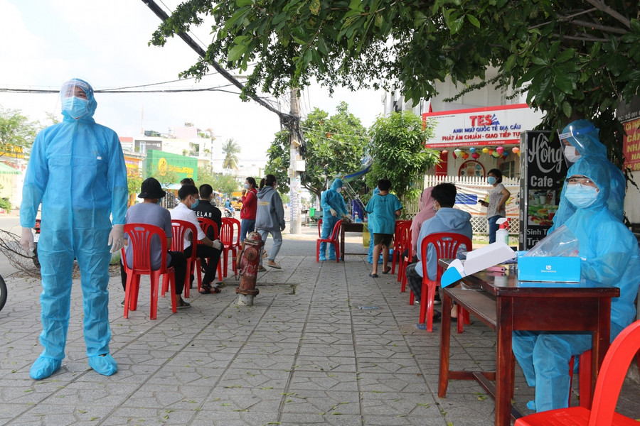 Lực lượng chức năng truy vết lấy mẫu xét nghiệm các trường hợp liên quan đến ca nhiễm Covid-19 mới (Ảnh: HCDC)