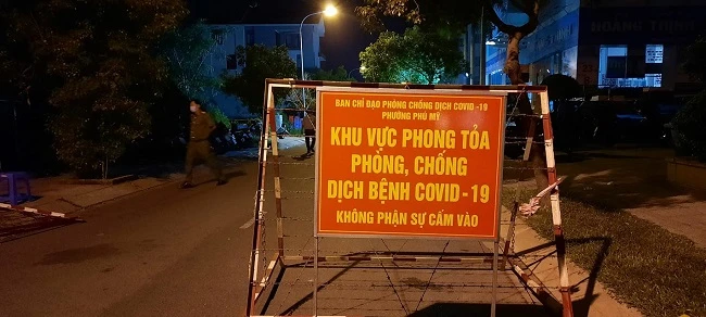 Lực lượng chức năng TP.HCM phong tỏa khu vực liên quan đến ca nhiễm Covid-19 để phòng dịch. (Ảnh: HCDC).