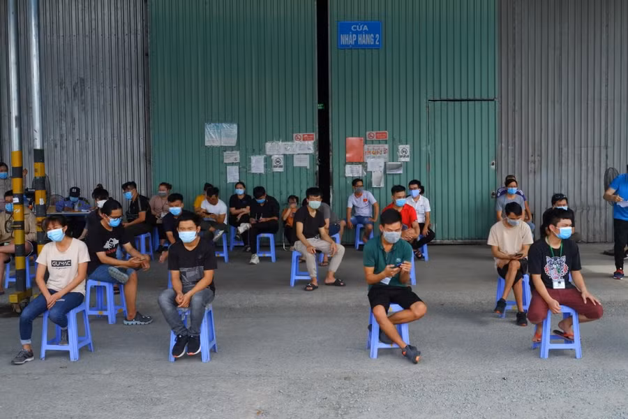 Các trường hợp tiếp xúc gần với ca nhiễm Covid- 19 đều được lấy mẫu xét nghiệm và chuyển đến khu cách ly tập trung. (Ảnh: HCDC).