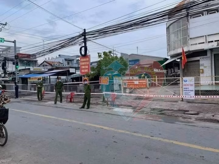 Lực lượng chức năng huyện Cần Đước phong tỏa khu vực liên quan đến ca mắc Covit-19 (Ảnh: Long An)
