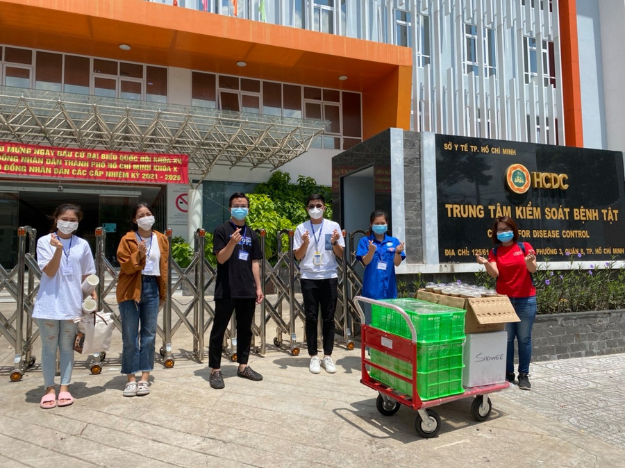  “Suất ăn tử tế” được mang đến Trung tâm Kiểm soát bệnh tật TP.HCM để tiếp lửa cho đội ngũ y tế, các tình nguyện viên (Ảnh: NTCC)