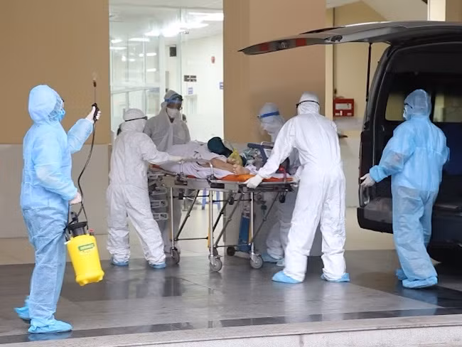 Bác sĩ BV Chợ Rẫy vận chuyển an toàn cho chiến sĩ công an mắc Covid-19 (BN8944) ở Quận Tân Phú về cách ly điều trị (Ảnh:BVCC)