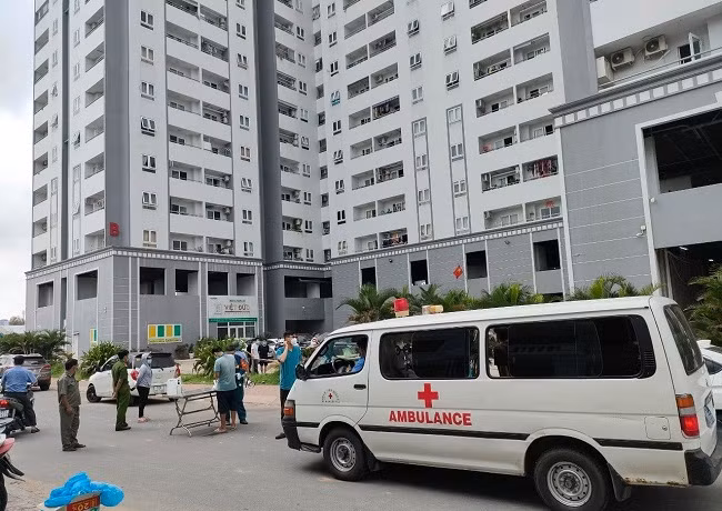 Lực lượng chức năng quận 8 đã phong tỏa Block B chung cư Mỹ Phúc-phường 16 để phòng dịch Covid-19 (Ảnh: HCDC)